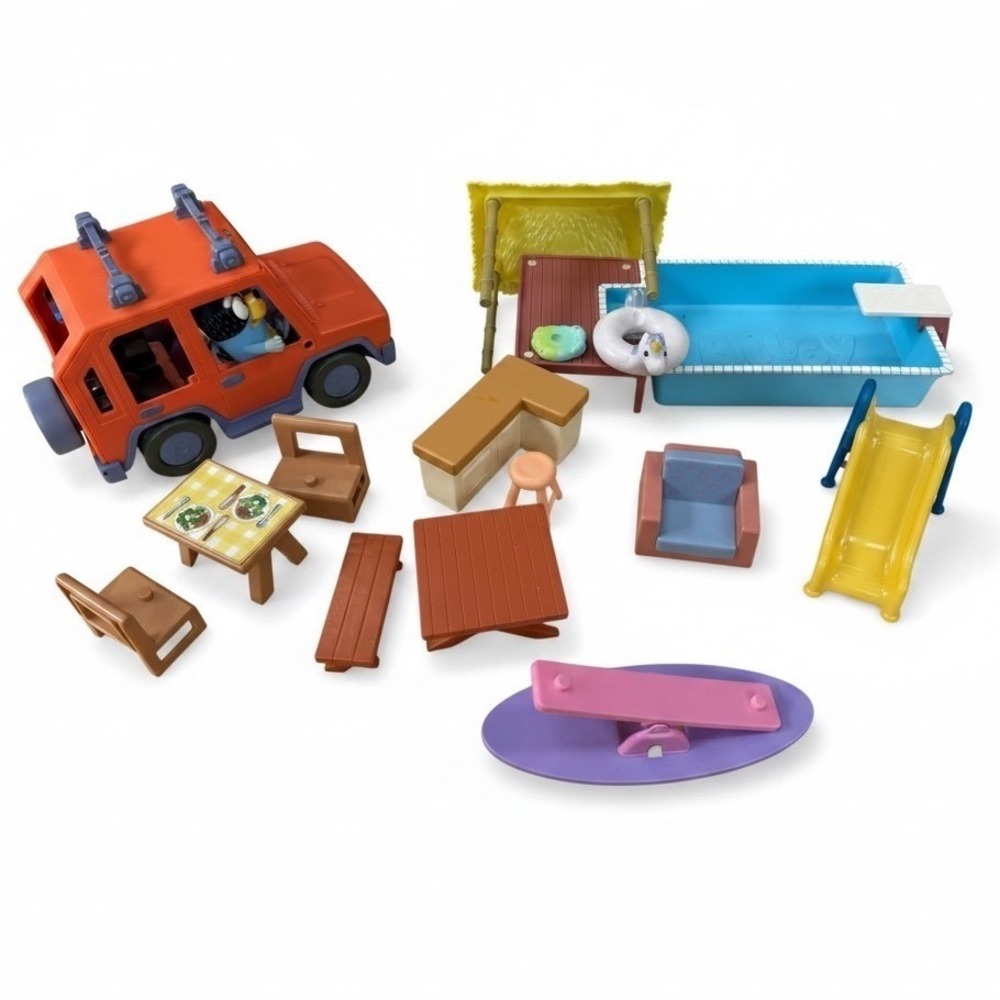 Bluey Heeler 4WD Family Vehicle and Pool Time Playset Bundle with Bandit Figure